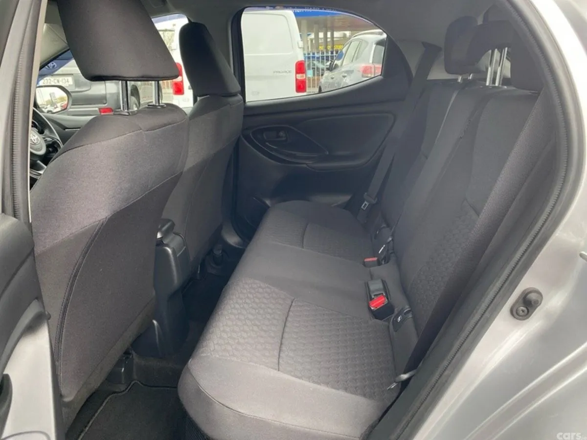 Toyota Yaris Hatchback, Petrol Hybrid, 2023, Silver