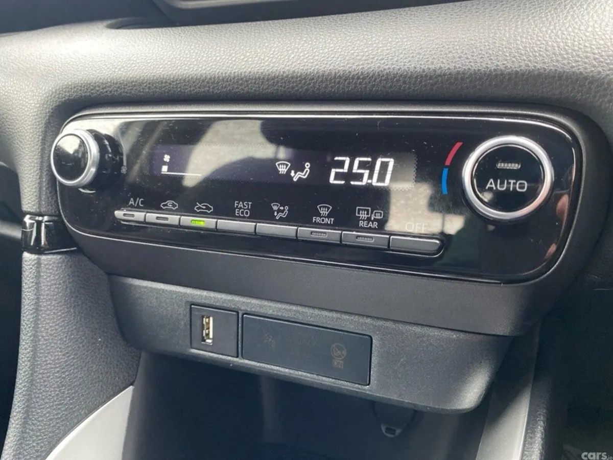 Toyota Yaris Hatchback, Petrol Hybrid, 2023, Silver