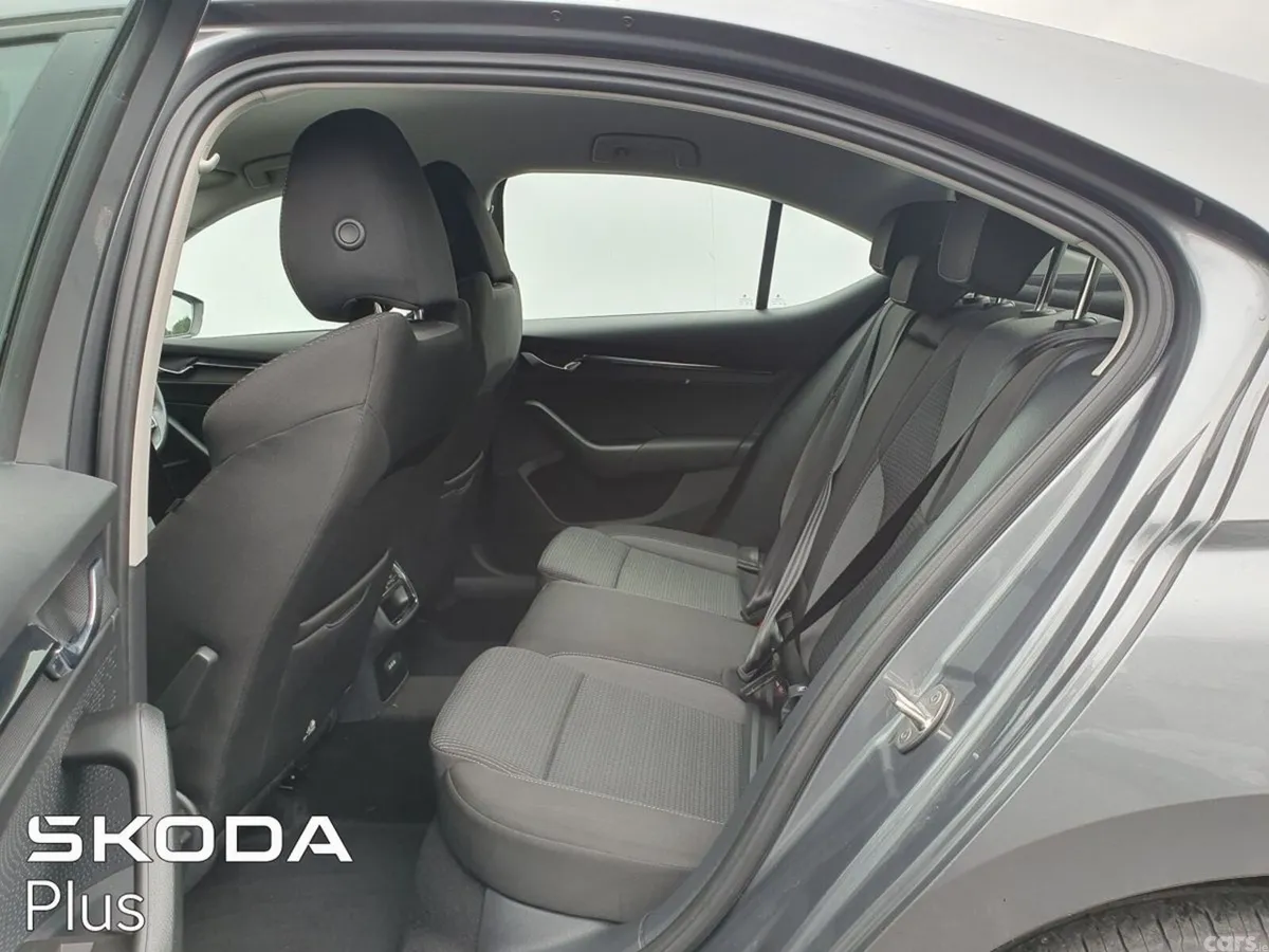 Skoda Octavia Saloon, Diesel, 2024, Grey