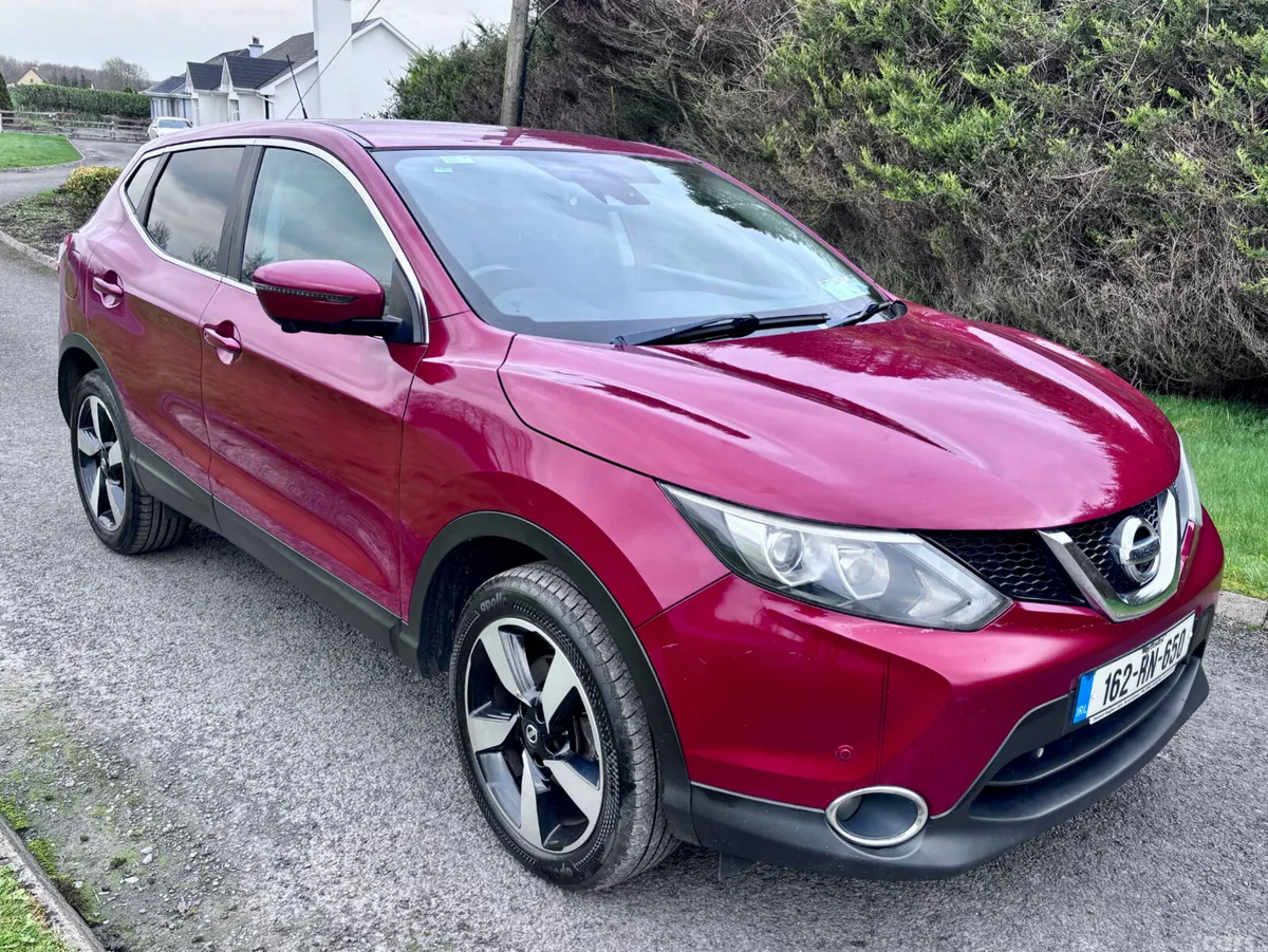 Nissan Qashqai Hatchback, Diesel, 2016, Red