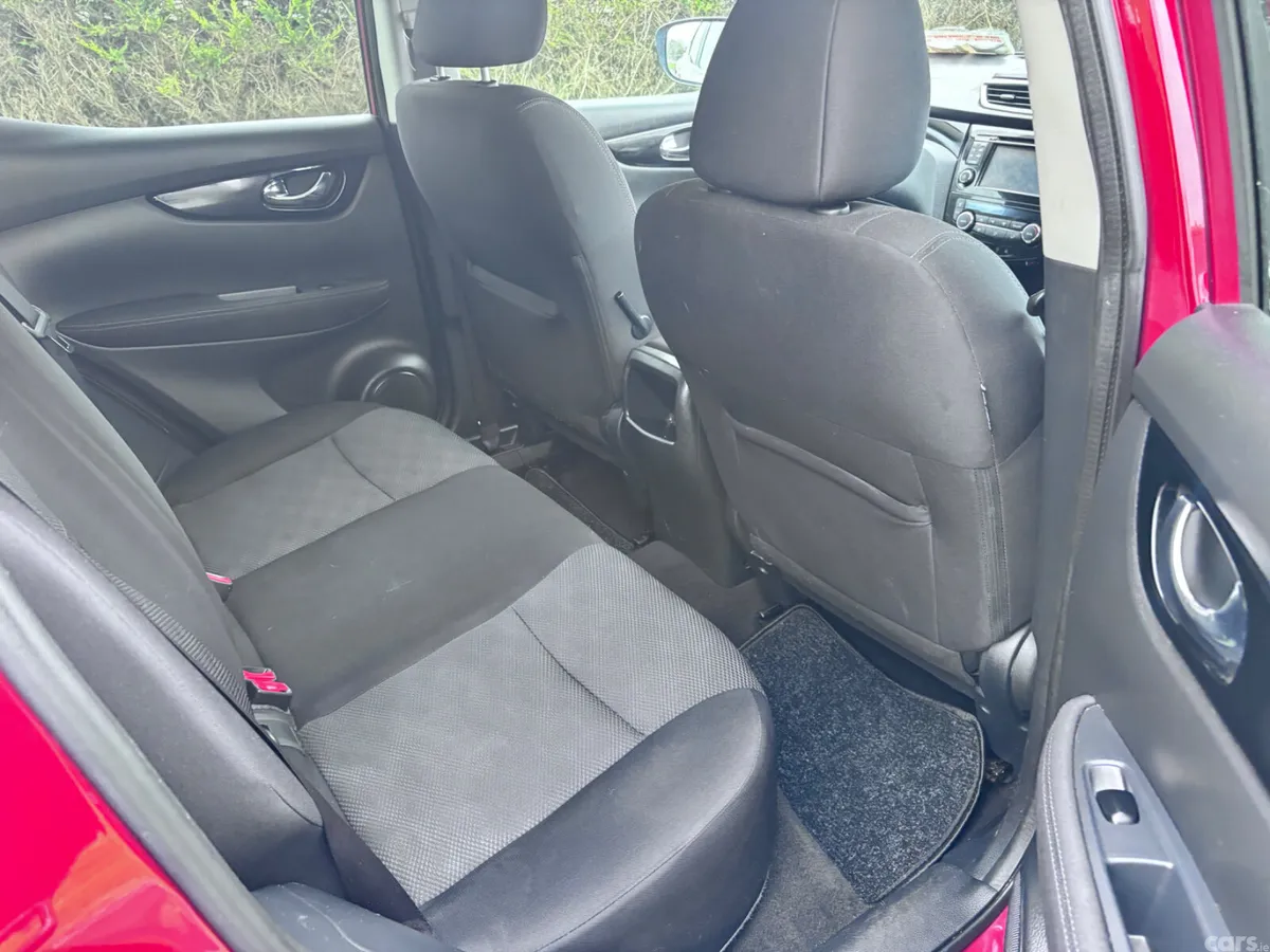 Nissan Qashqai Hatchback, Diesel, 2016, Red