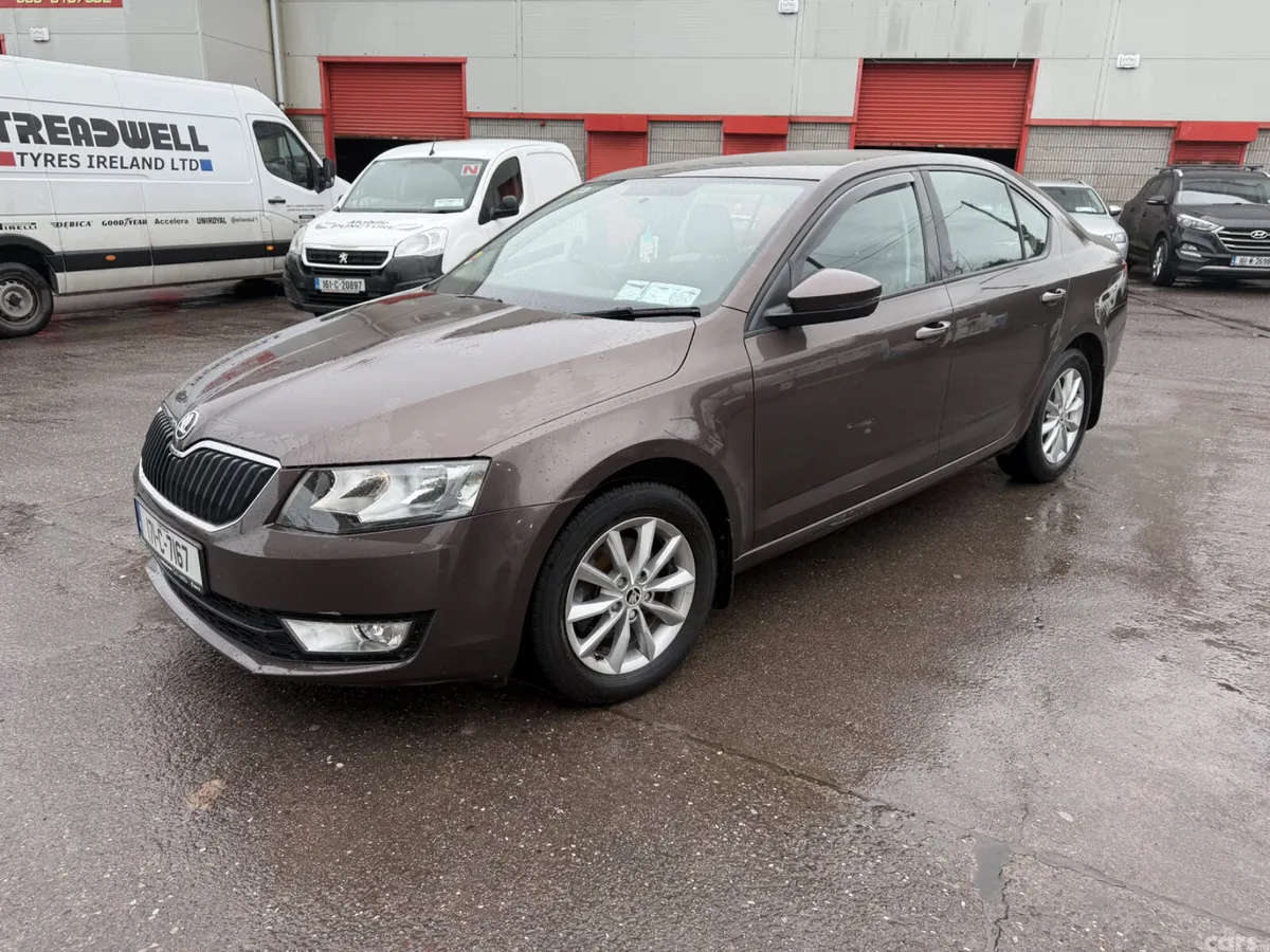 Skoda Octavia Saloon, Petrol, 2017, Brown