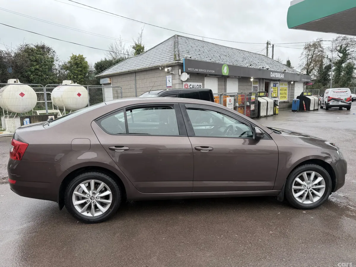 Skoda Octavia Saloon, Petrol, 2017, Brown