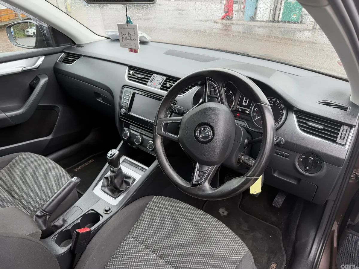 Skoda Octavia Saloon, Petrol, 2017, Brown
