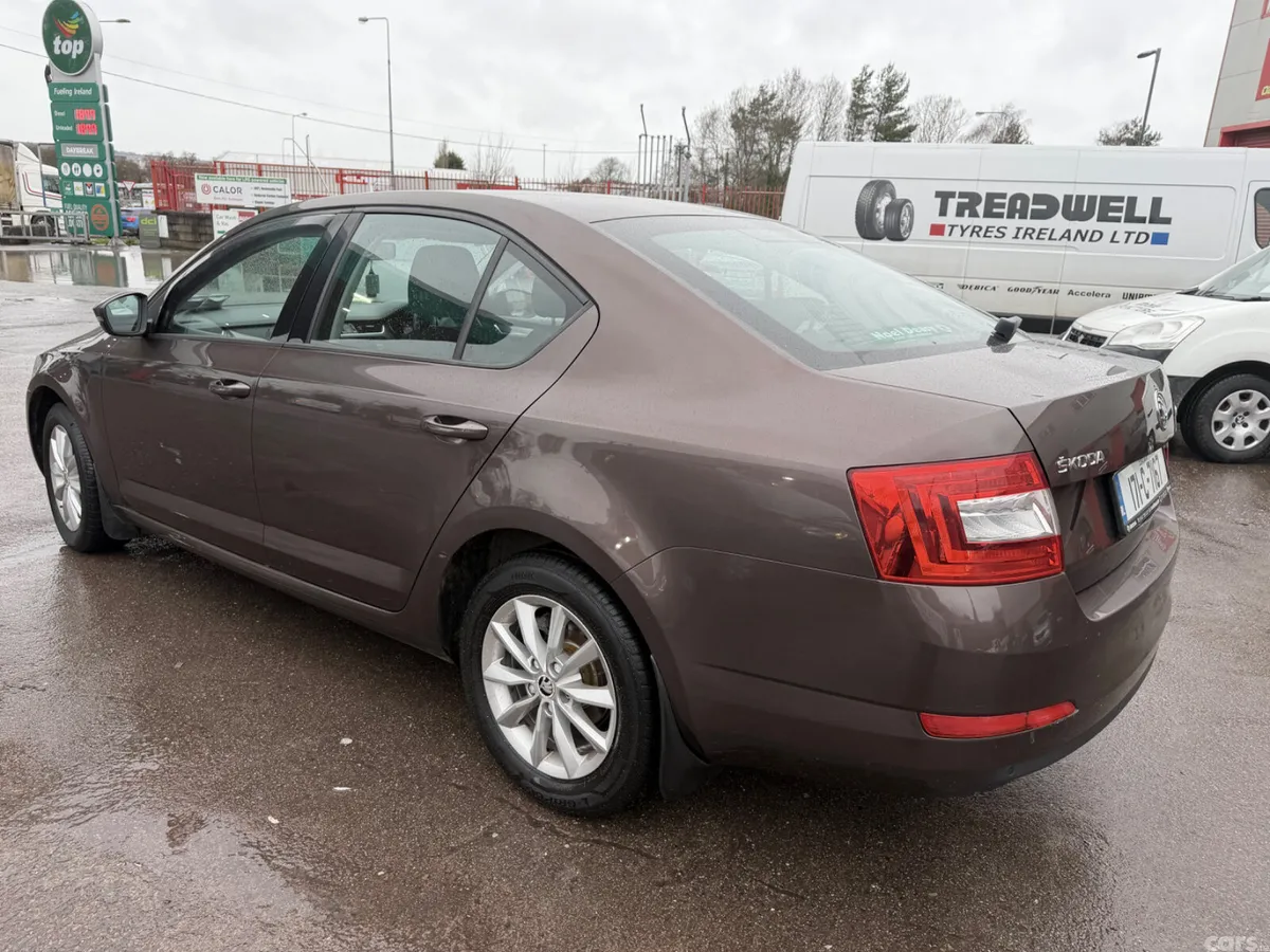 Skoda Octavia Saloon, Petrol, 2017, Brown