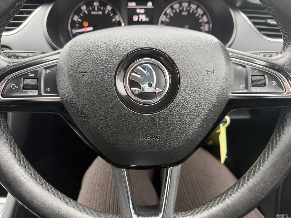 Skoda Octavia Saloon, Petrol, 2017, Brown