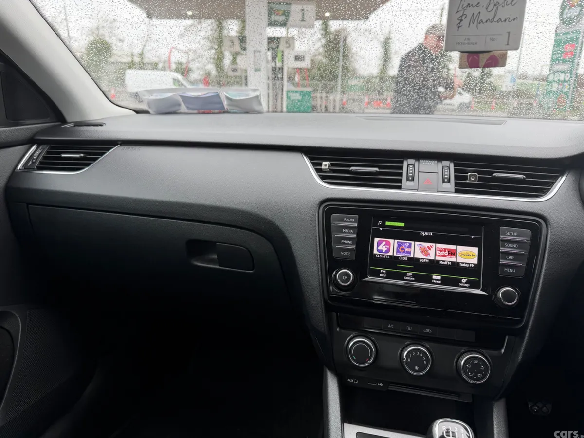 Skoda Octavia Saloon, Petrol, 2017, Brown