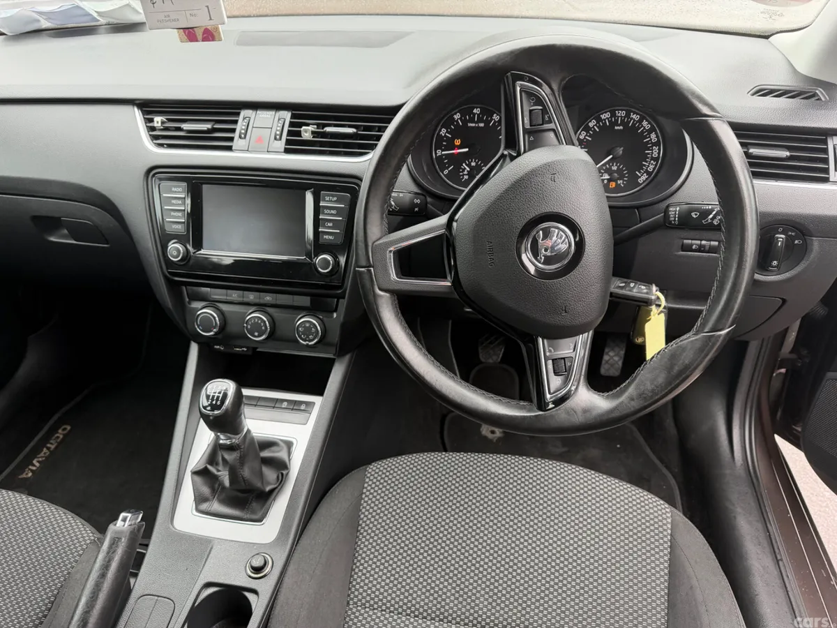 Skoda Octavia Saloon, Petrol, 2017, Brown