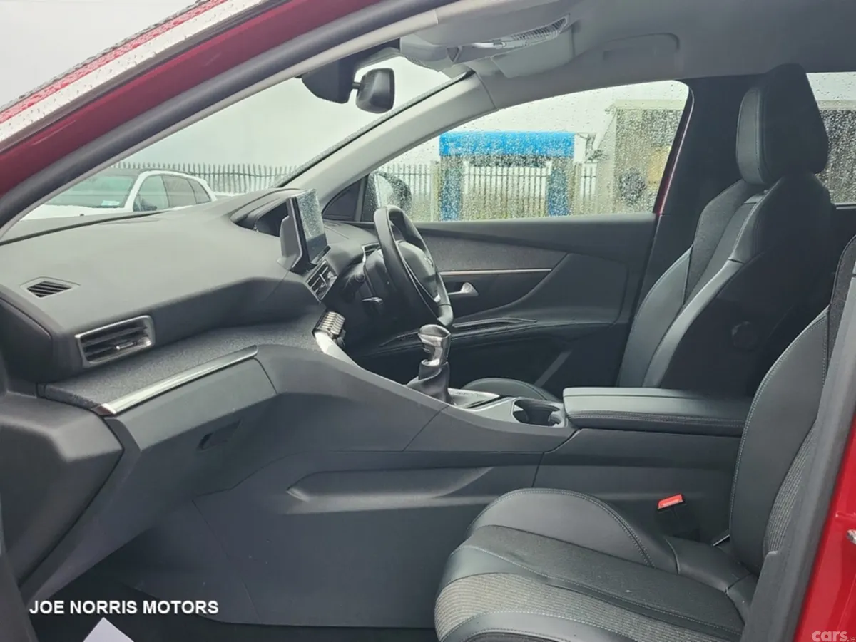 Peugeot 5008 MPV, Diesel, 2022, Red