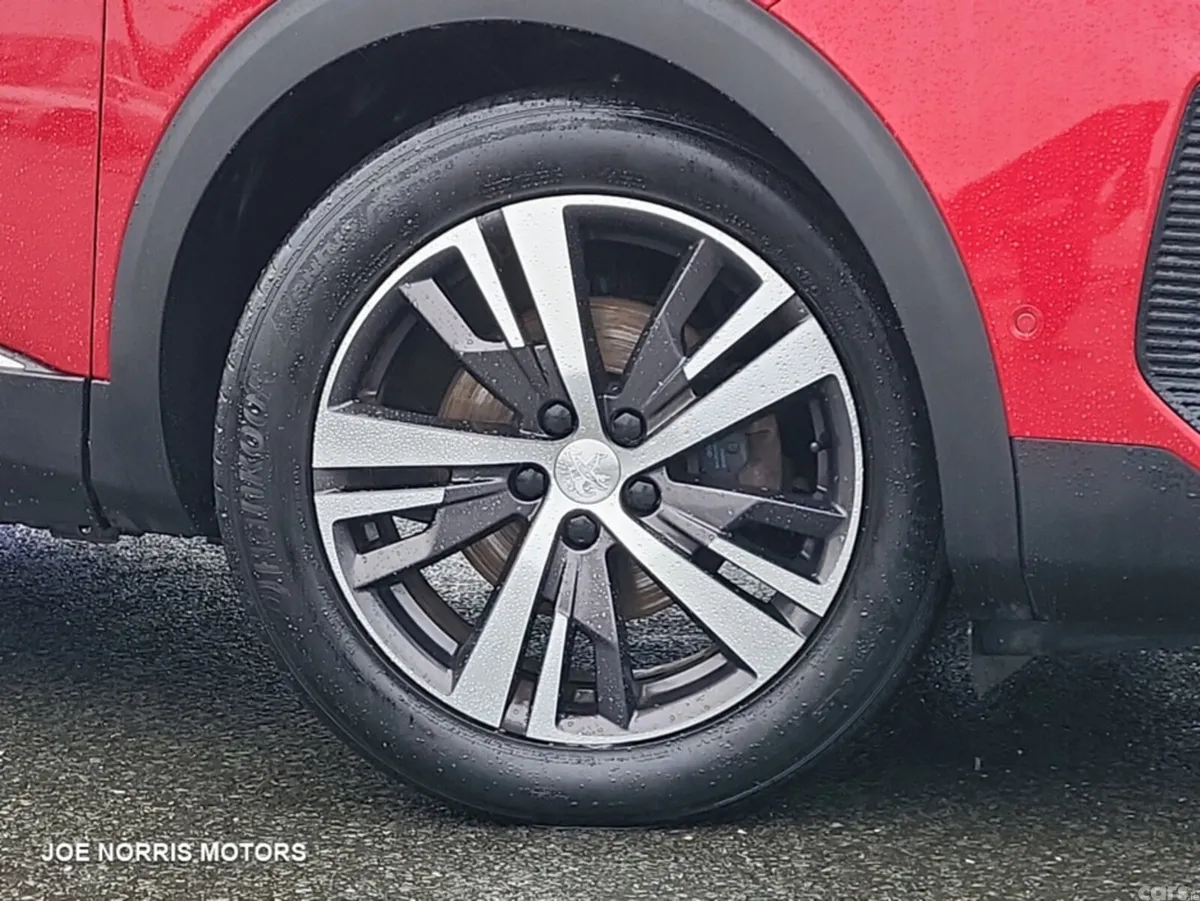 Peugeot 5008 MPV, Diesel, 2022, Red