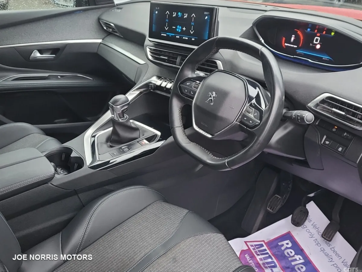 Peugeot 5008 MPV, Diesel, 2022, Red