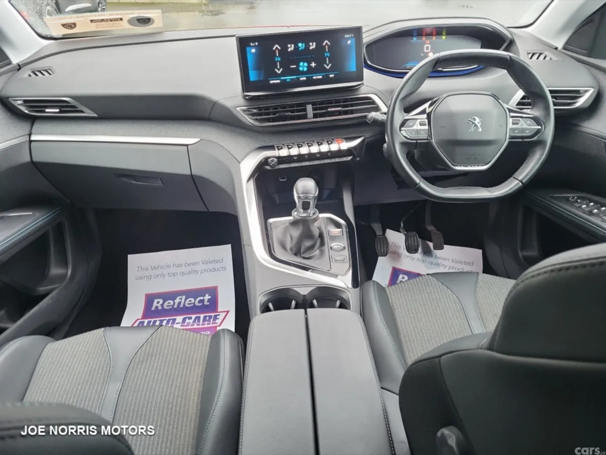 Peugeot 5008 MPV, Diesel, 2022, Red