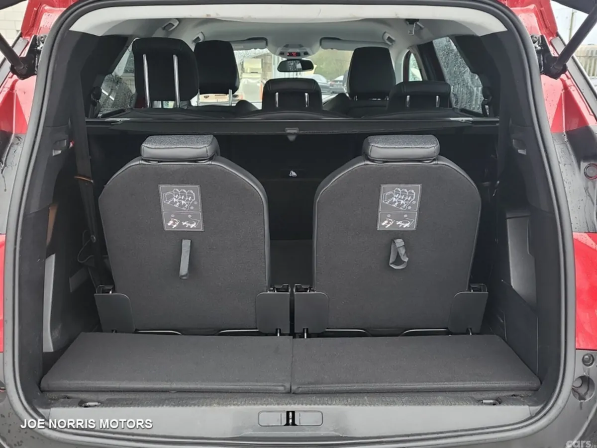 Peugeot 5008 MPV, Diesel, 2022, Red