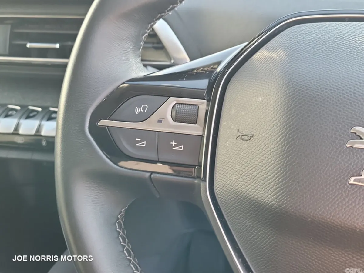 Peugeot 5008 SUV, Petrol, 2023, Red