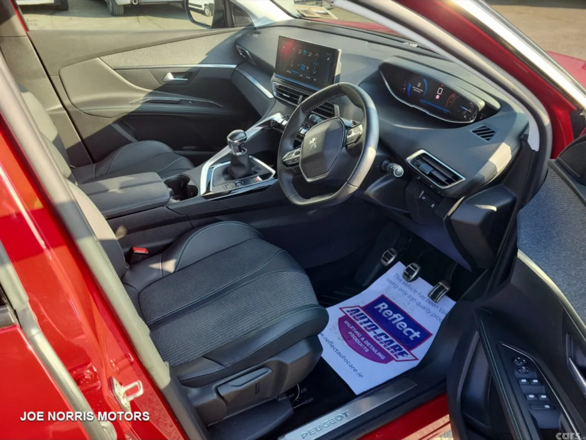 Peugeot 5008 SUV, Petrol, 2023, Red