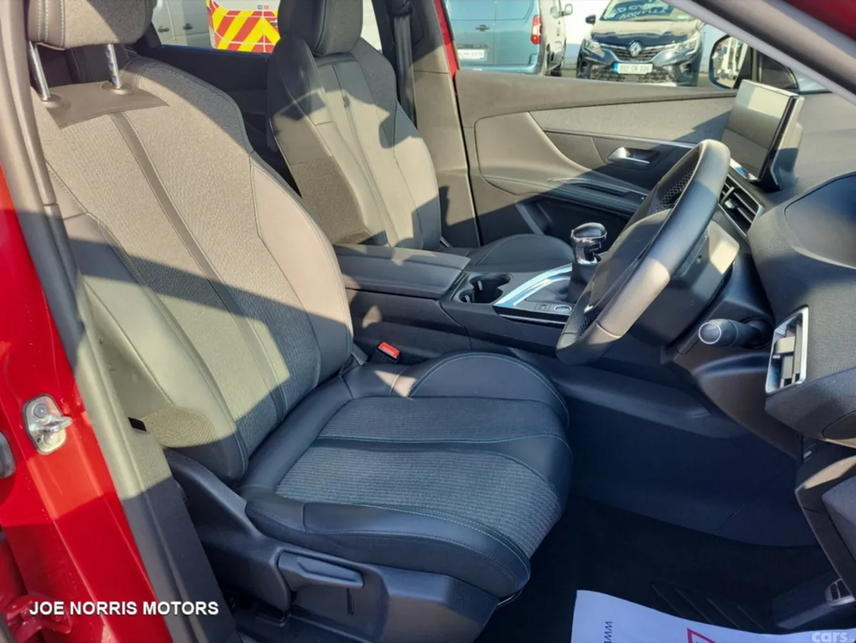 Peugeot 5008 SUV, Petrol, 2023, Red