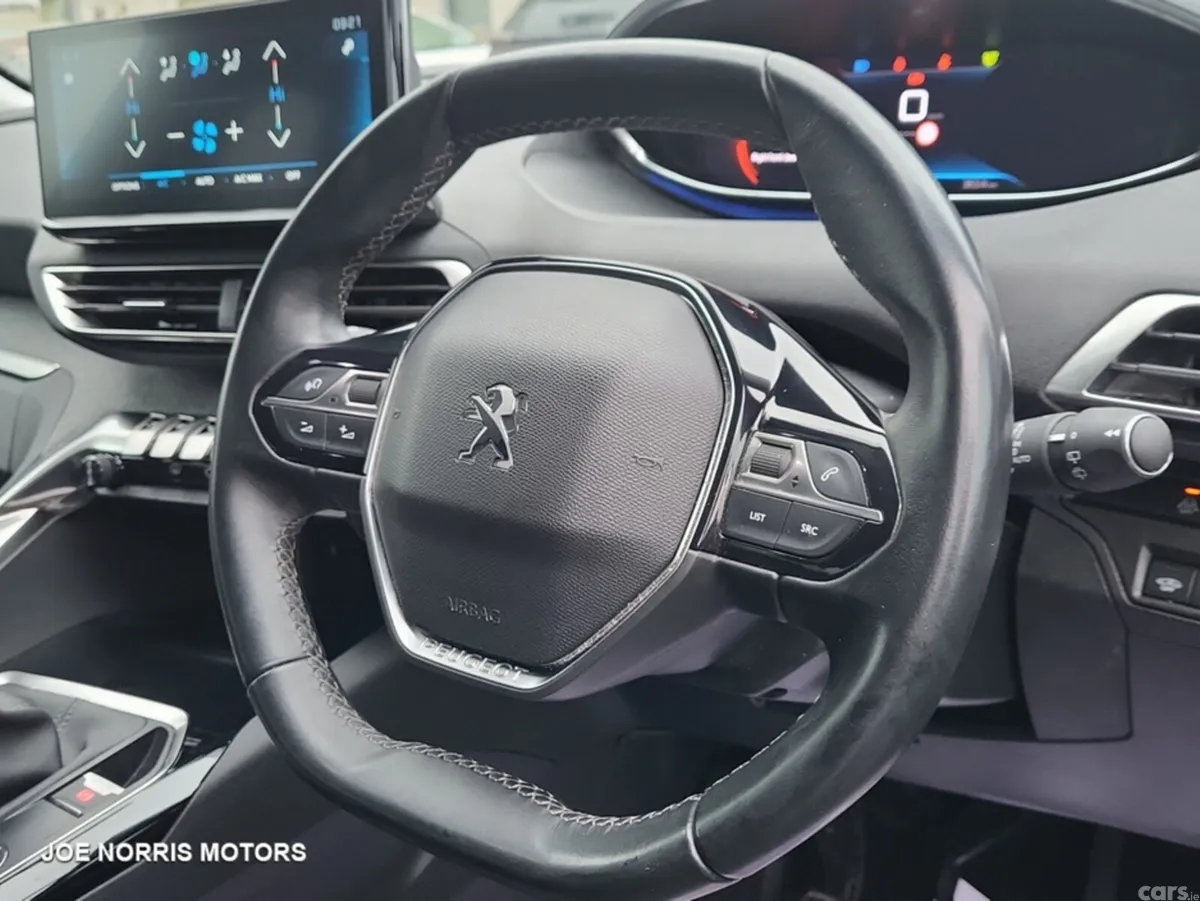 Peugeot 5008 MPV, Diesel, 2022, Red