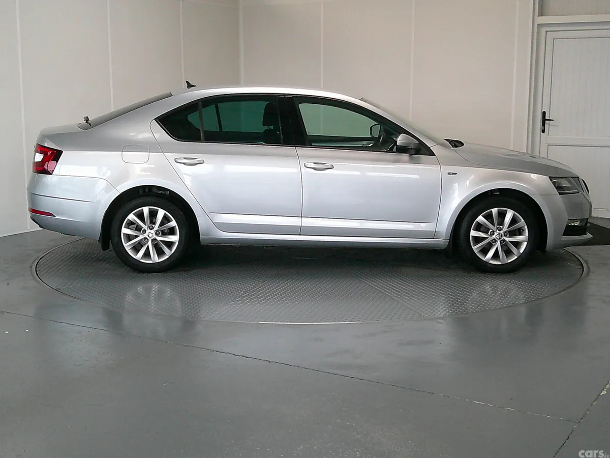 Skoda Octavia Saloon, Diesel, 2019, Grey