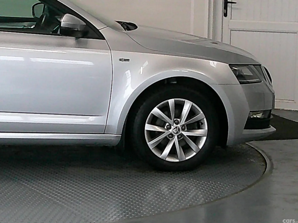 Skoda Octavia Saloon, Diesel, 2019, Grey