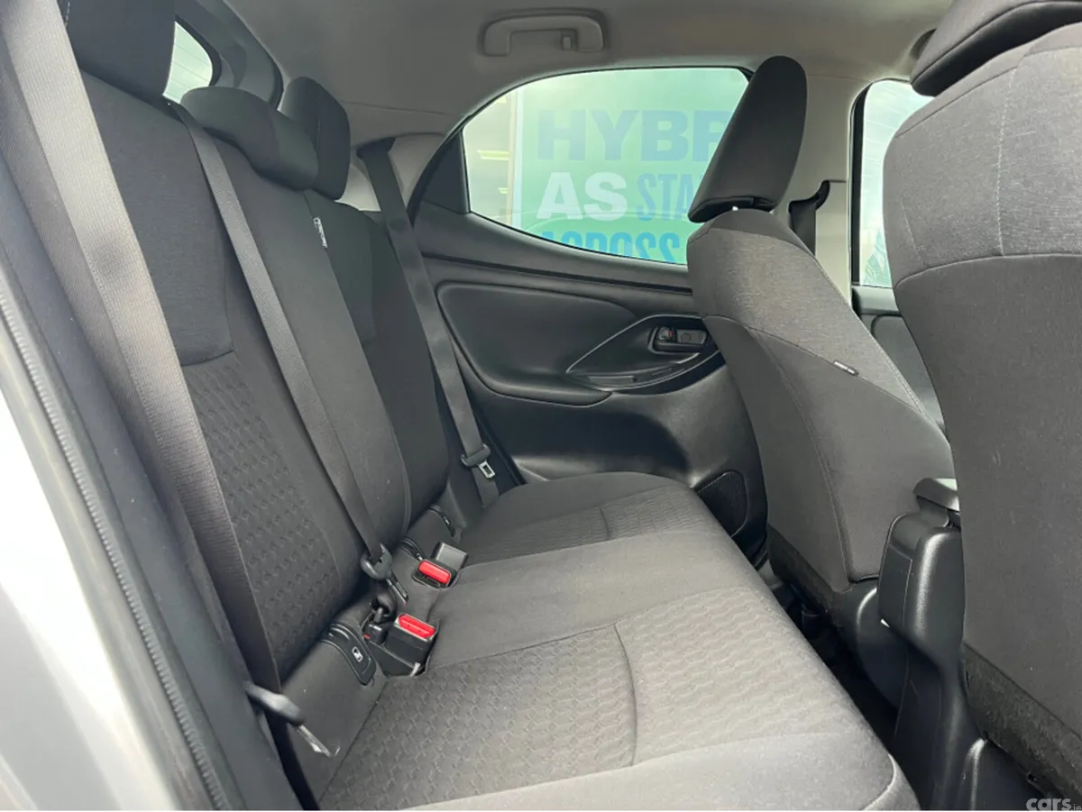 Toyota Yaris Hatchback, Petrol Hybrid, 2023, Silver