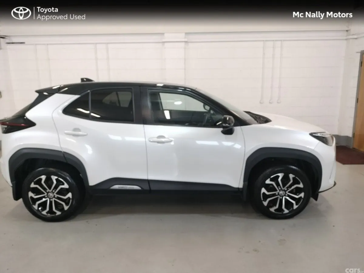 Toyota Yaris Cross Hatchback, Petrol Hybrid, 2023, White