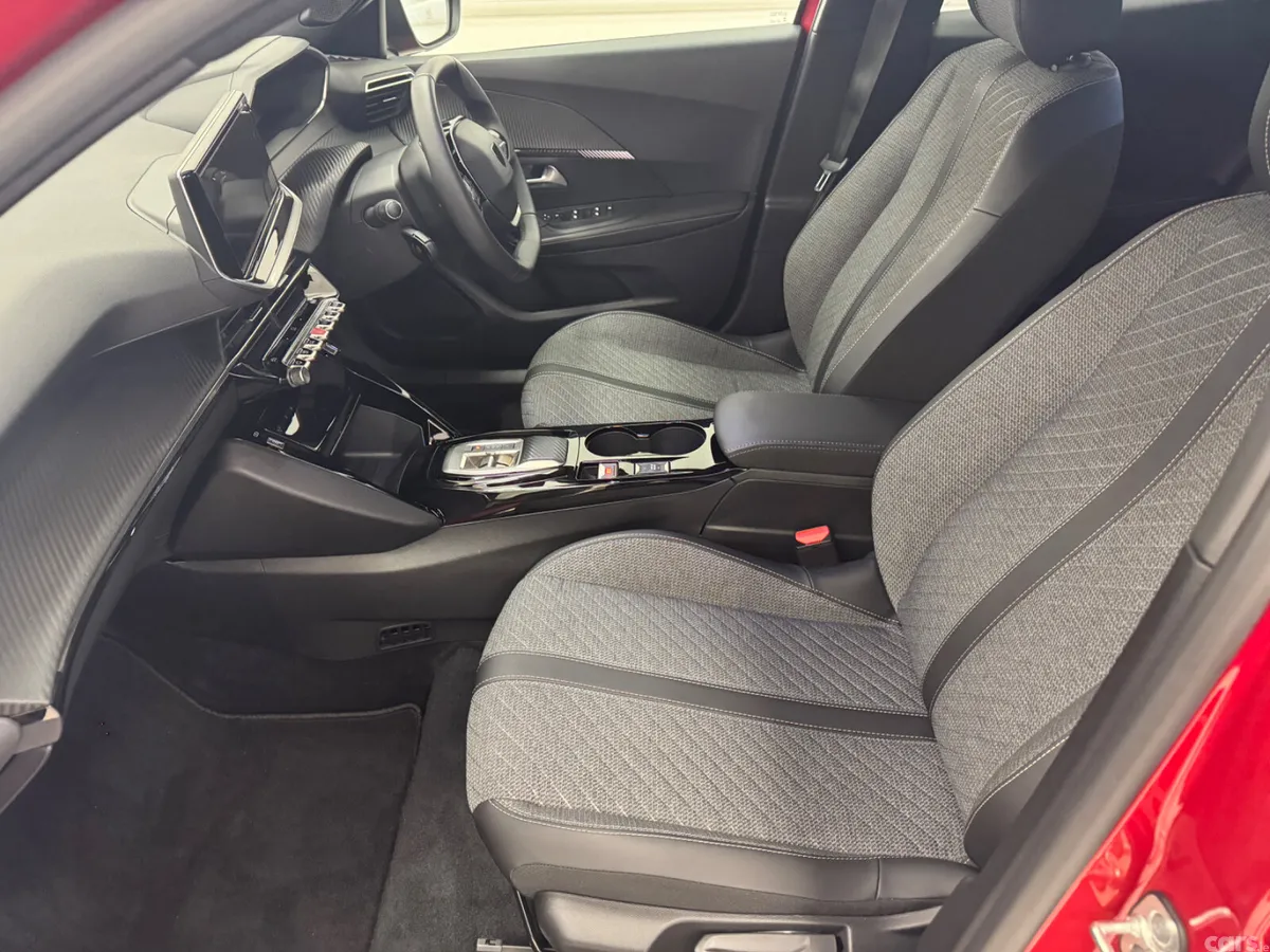 Peugeot 2008 MPV, Electric, 2025, Red