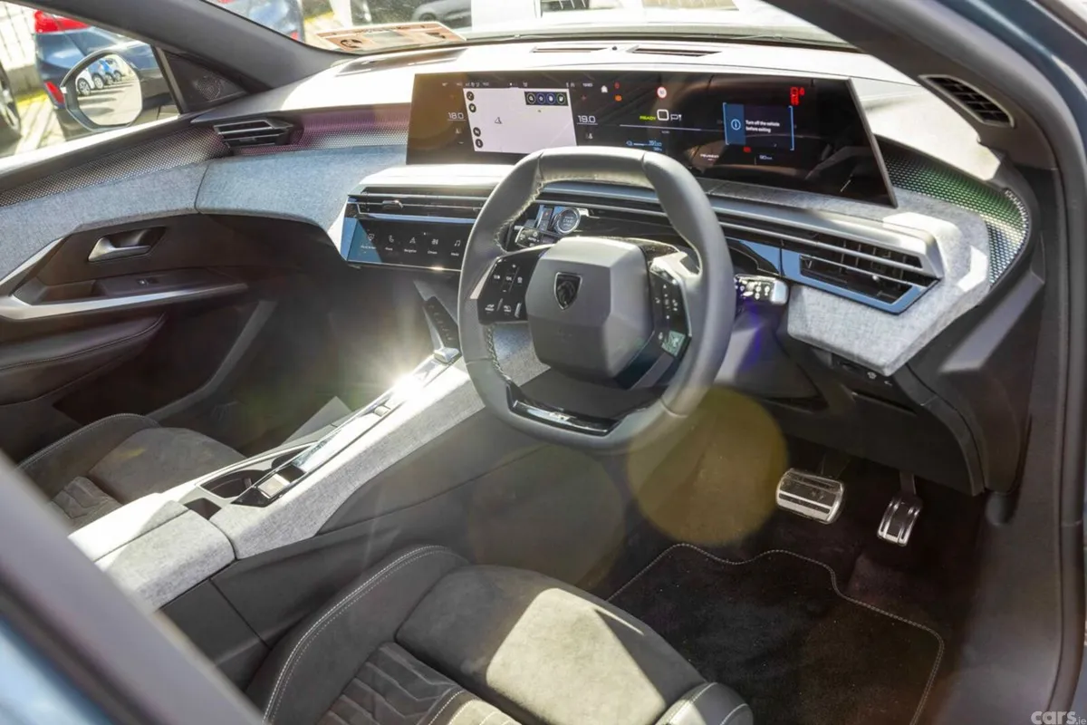 Peugeot 5008 MPV, Electric, 2026, Blue