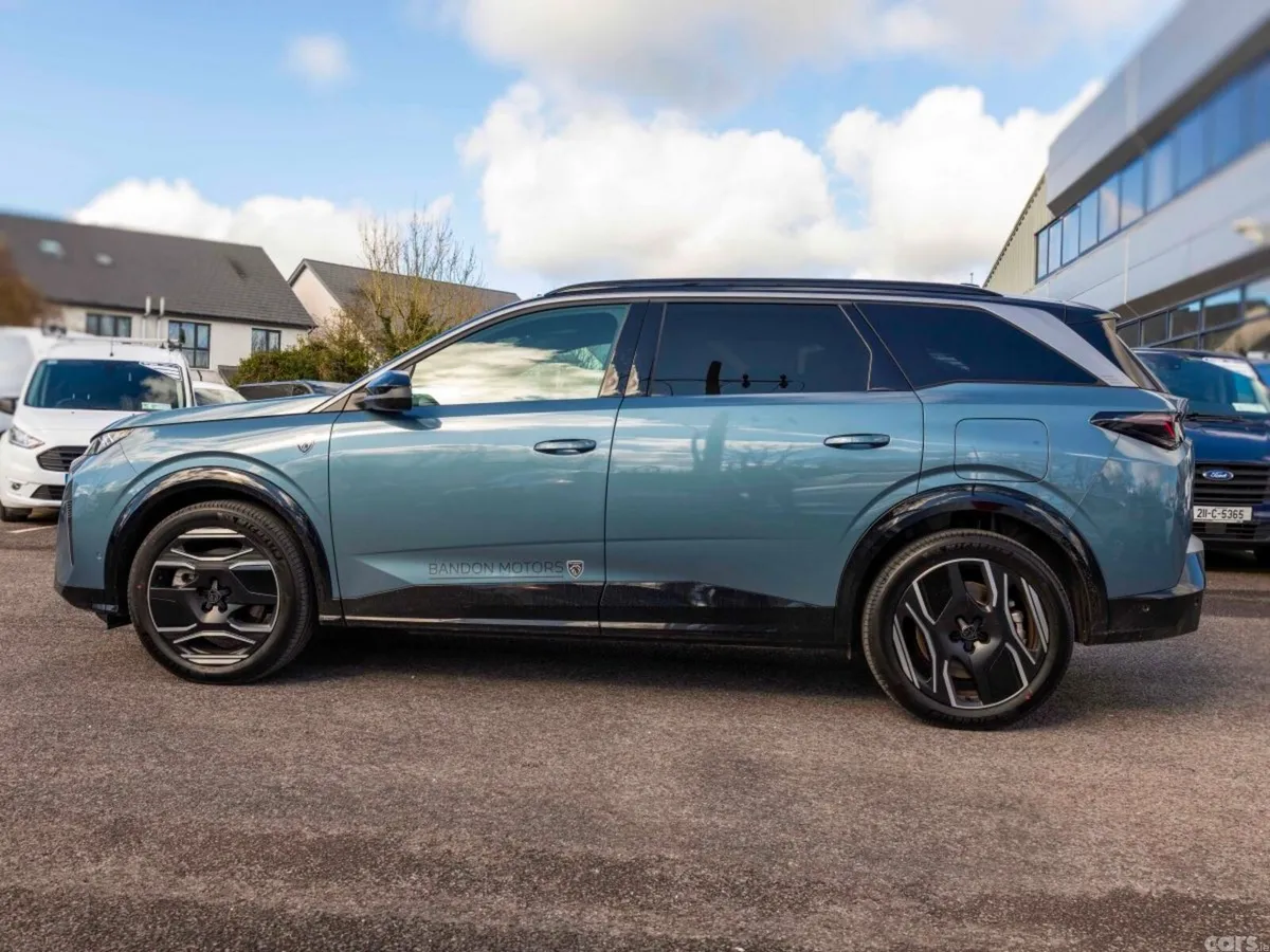 Peugeot 5008 MPV, Electric, 2026, Blue