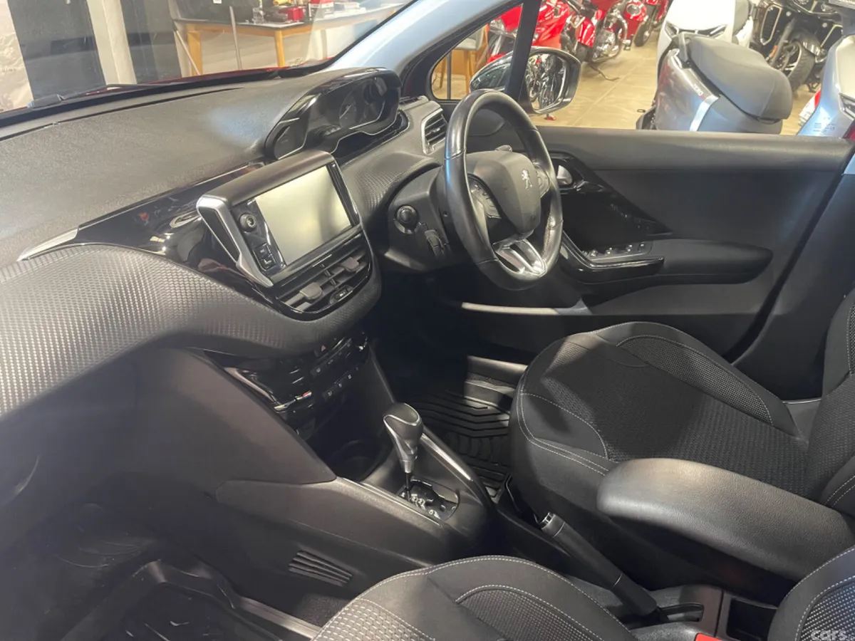 Peugeot 208 Hatchback, Petrol, 2017, Red