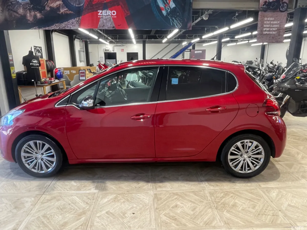 Peugeot 208 Hatchback, Petrol, 2017, Red
