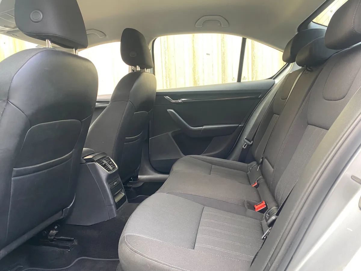 Skoda Octavia Saloon, Petrol, 2018, Grey