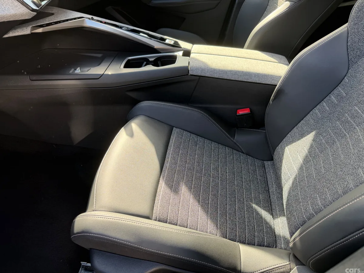 Peugeot 5008 MPV, Petrol, 2025, Blue