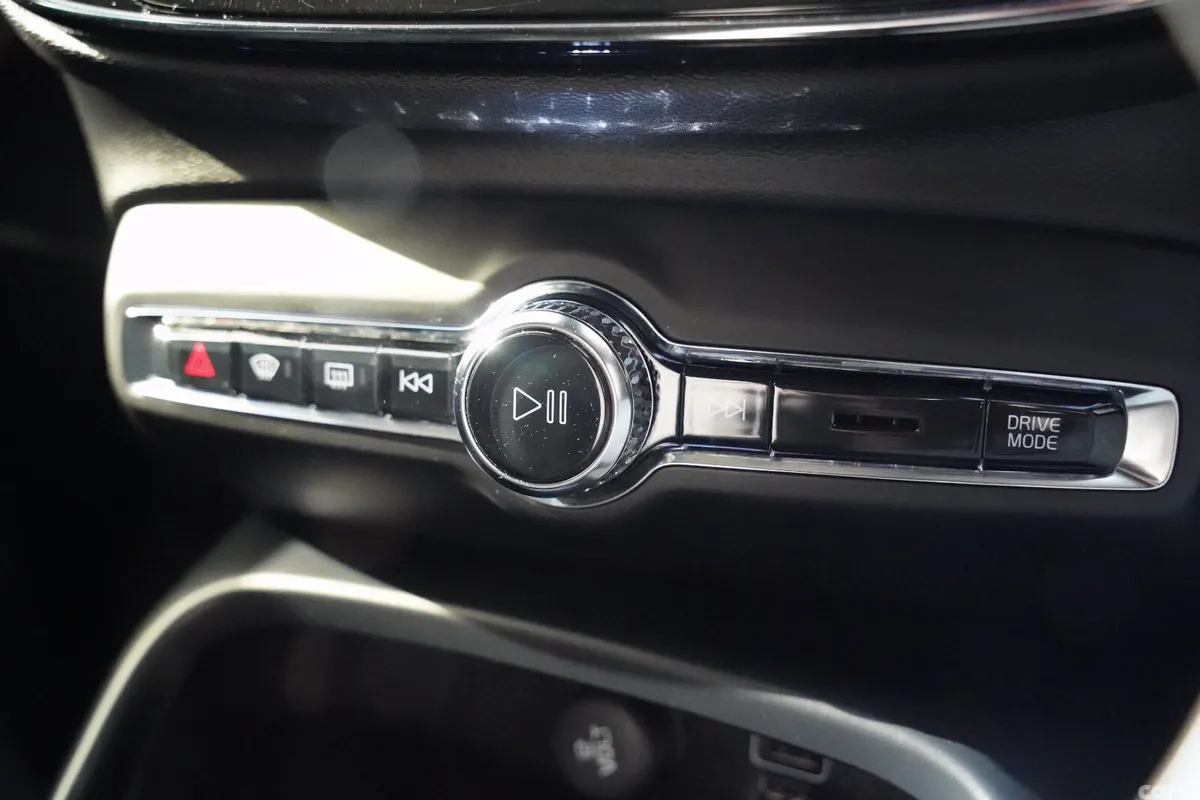 Volvo XC40 Estate/Jeep, Petrol Plug-in Hybrid, 2021, White