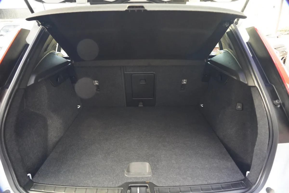 Volvo XC40 Estate/Jeep, Petrol Plug-in Hybrid, 2021, White