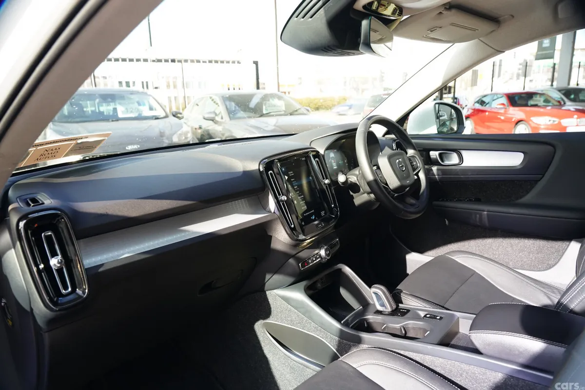 Volvo XC40 Estate/Jeep, Petrol Plug-in Hybrid, 2021, White