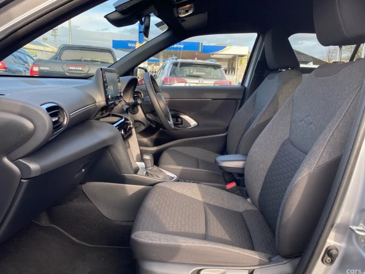 Toyota Yaris Cross Hatchback, Petrol Hybrid, 2023, Silver