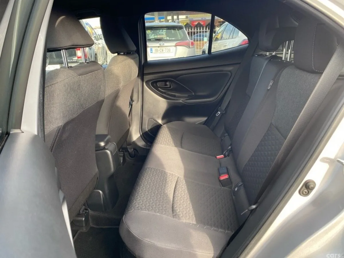 Toyota Yaris Cross Hatchback, Petrol Hybrid, 2023, Silver