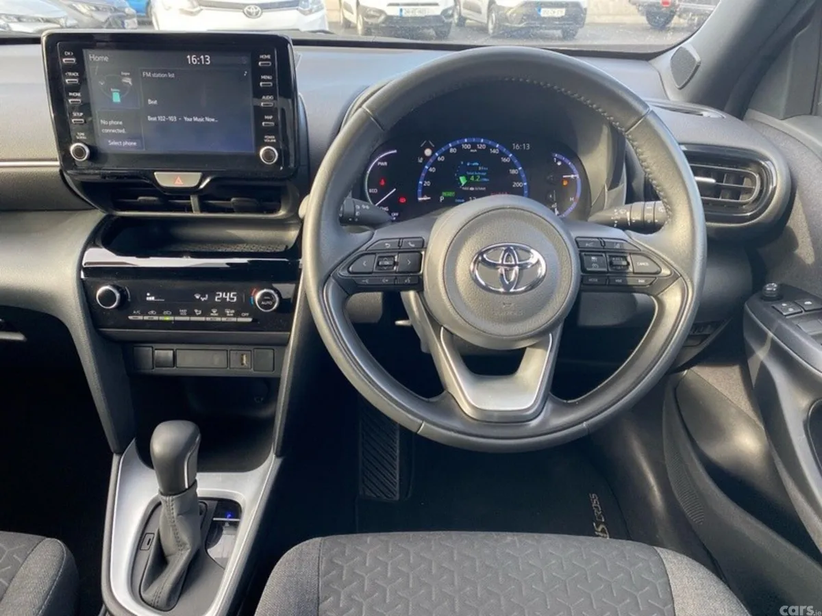 Toyota Yaris Cross Hatchback, Petrol Hybrid, 2023, Silver