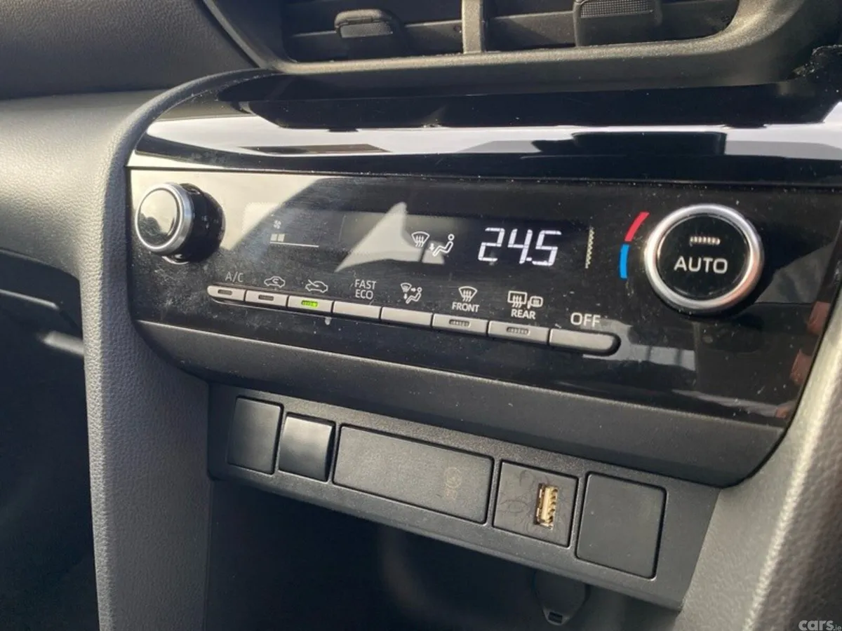 Toyota Yaris Cross Hatchback, Petrol Hybrid, 2023, Silver