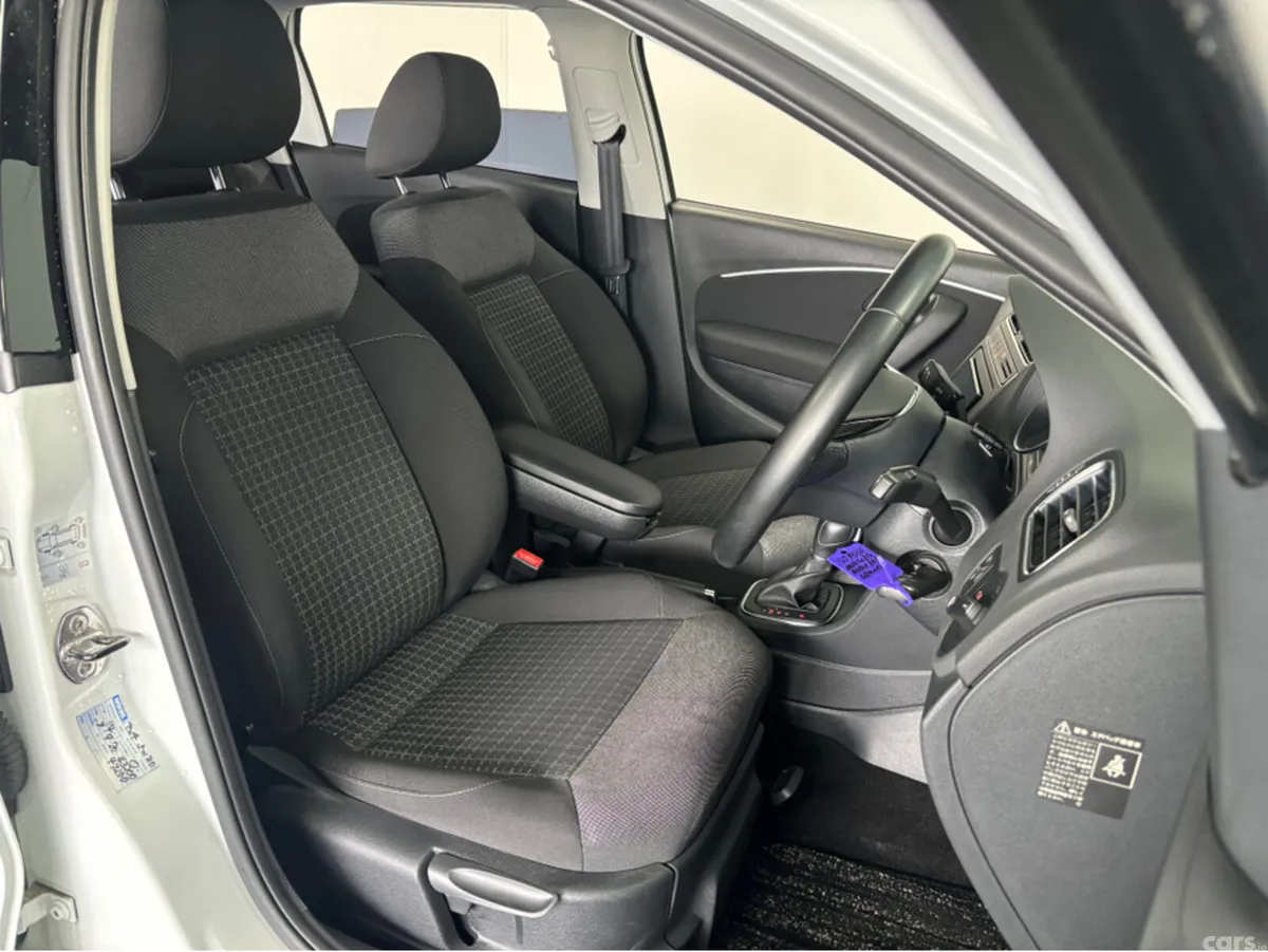Volkswagen Polo Hatchback, Petrol, 2016, White