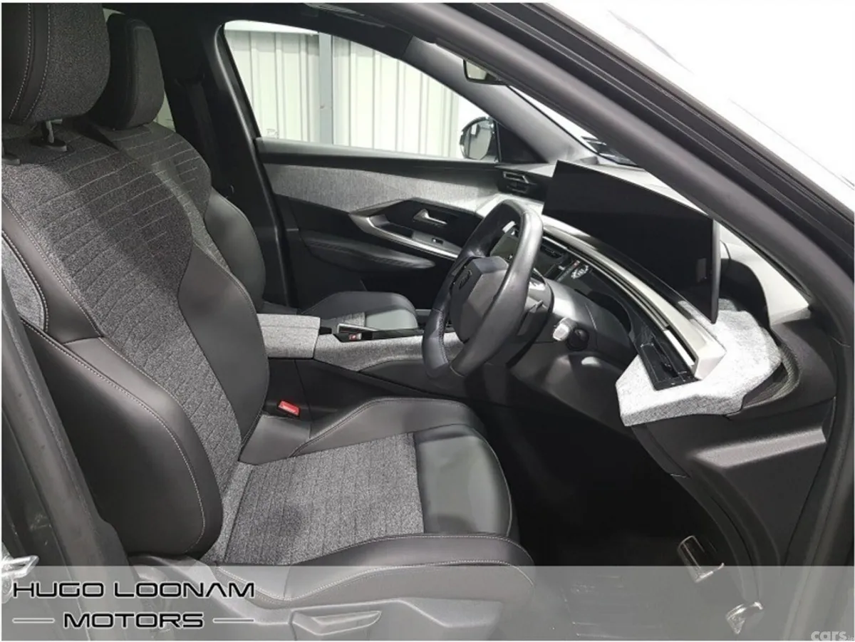 Peugeot 5008 MPV, Petrol, 2025, Grey