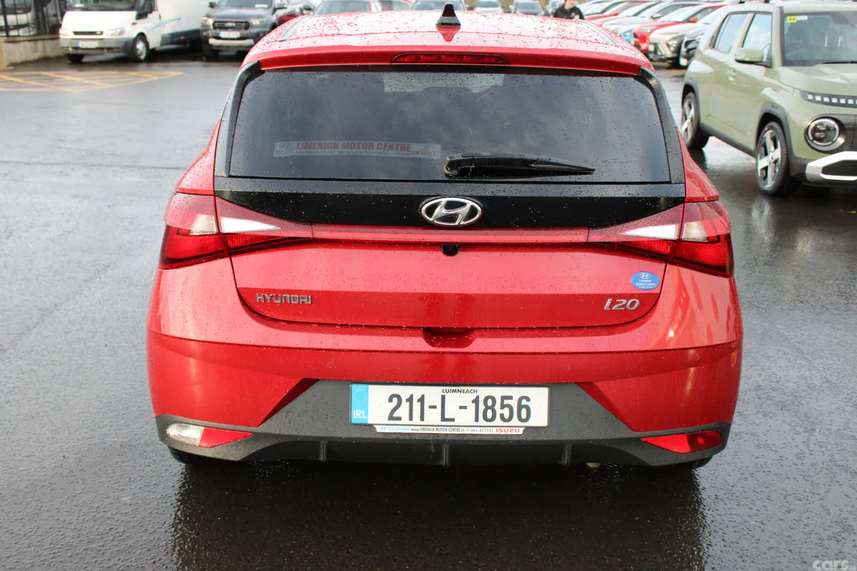 Hyundai i20 Hatchback, Petrol, 2021, Red