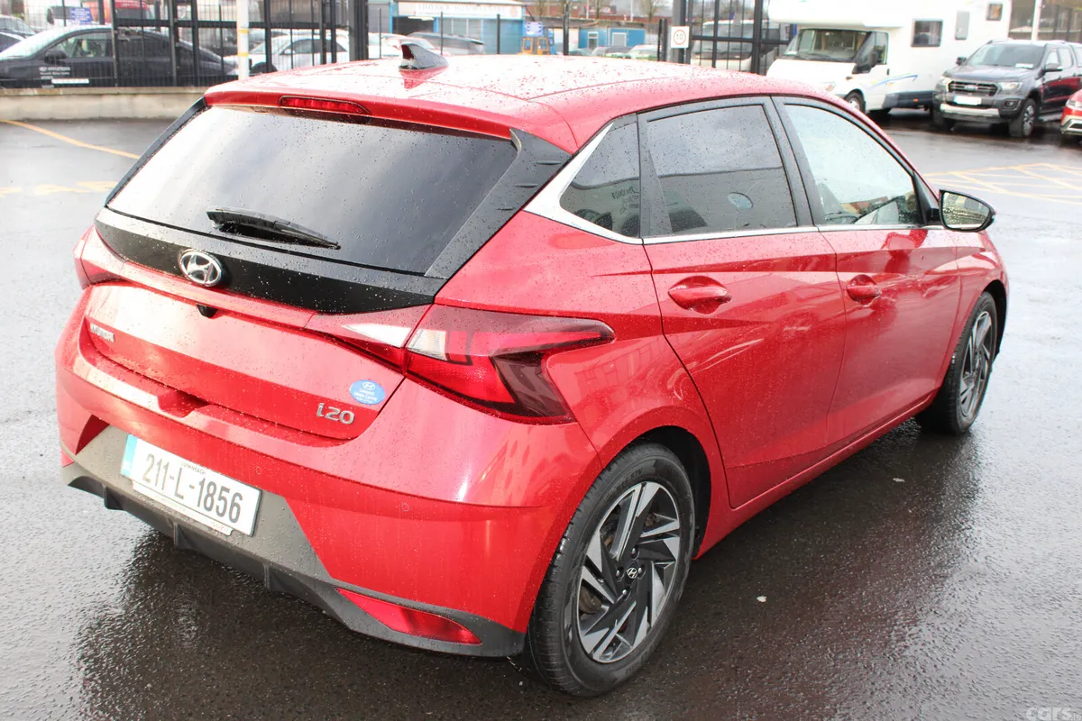Hyundai i20 Hatchback, Petrol, 2021, Red