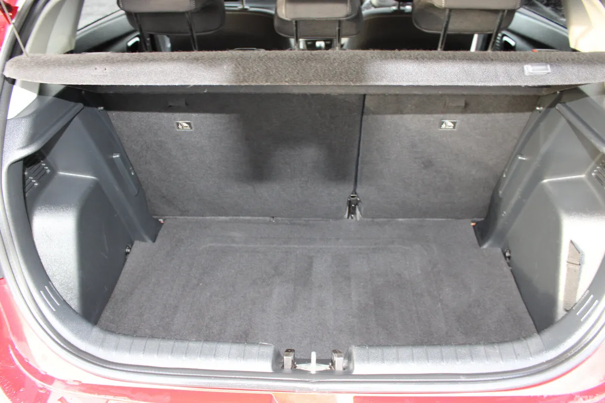Hyundai i20 Hatchback, Petrol, 2021, Red
