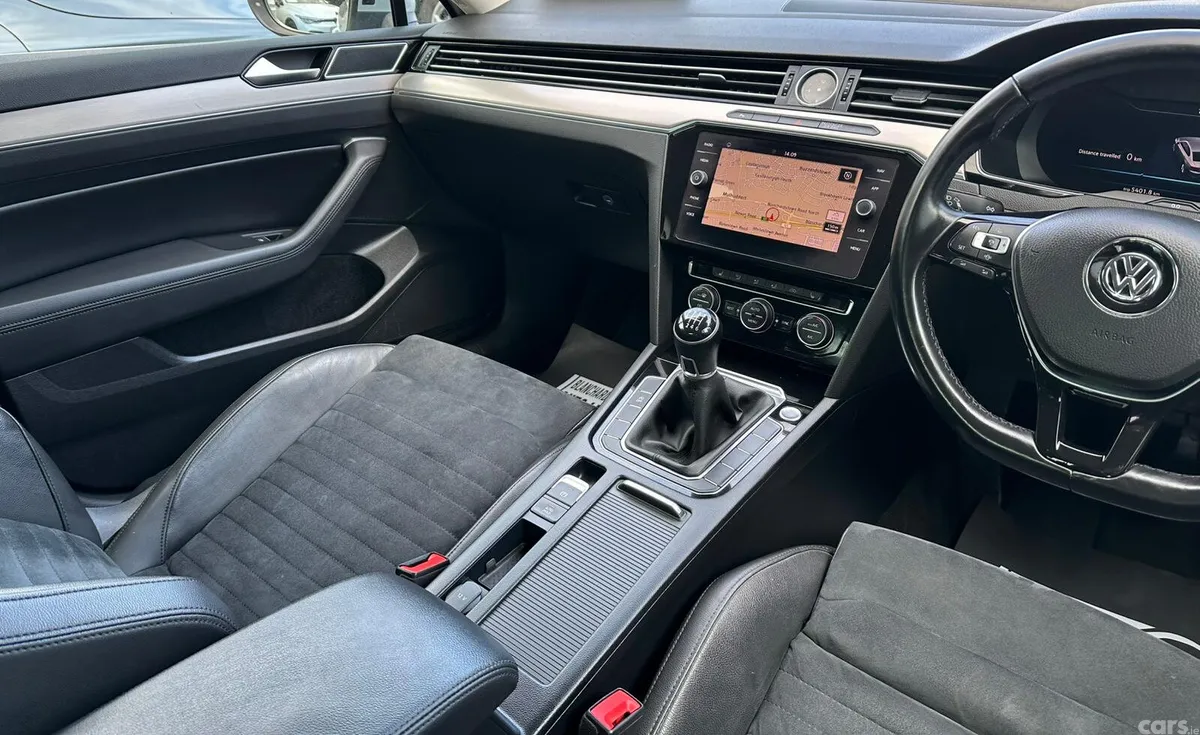 Volkswagen Passat Saloon, Diesel, 2019, Grey