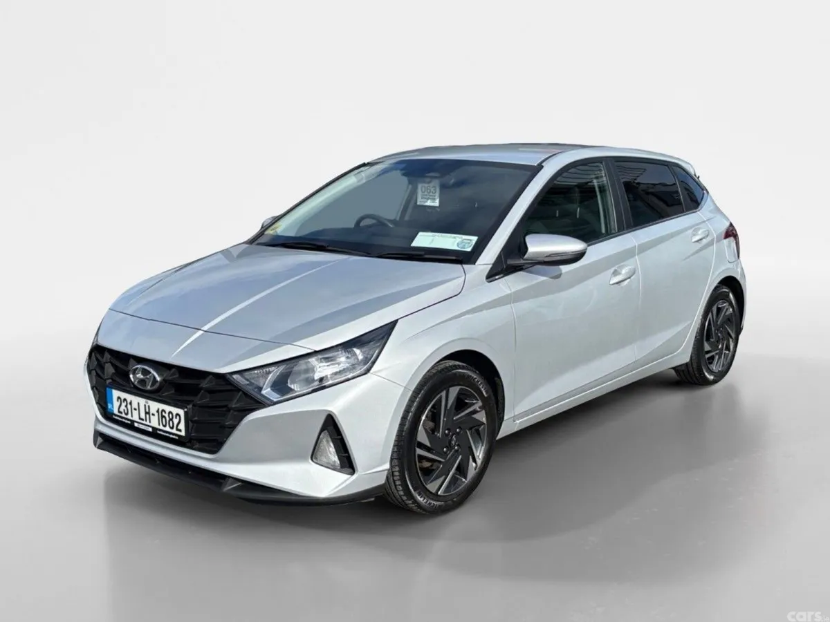 Hyundai i20 Hatchback, Petrol, 2023, Silver