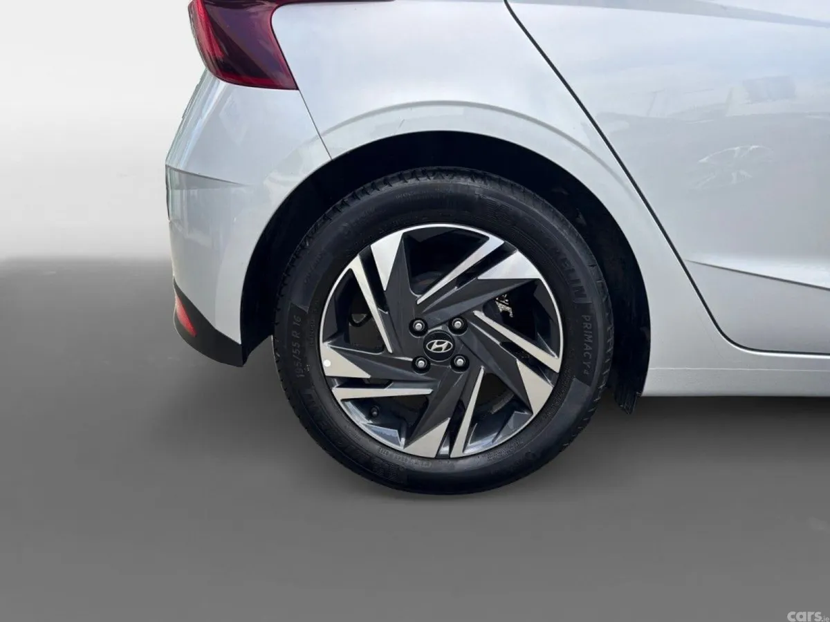 Hyundai i20 Hatchback, Petrol, 2023, Silver