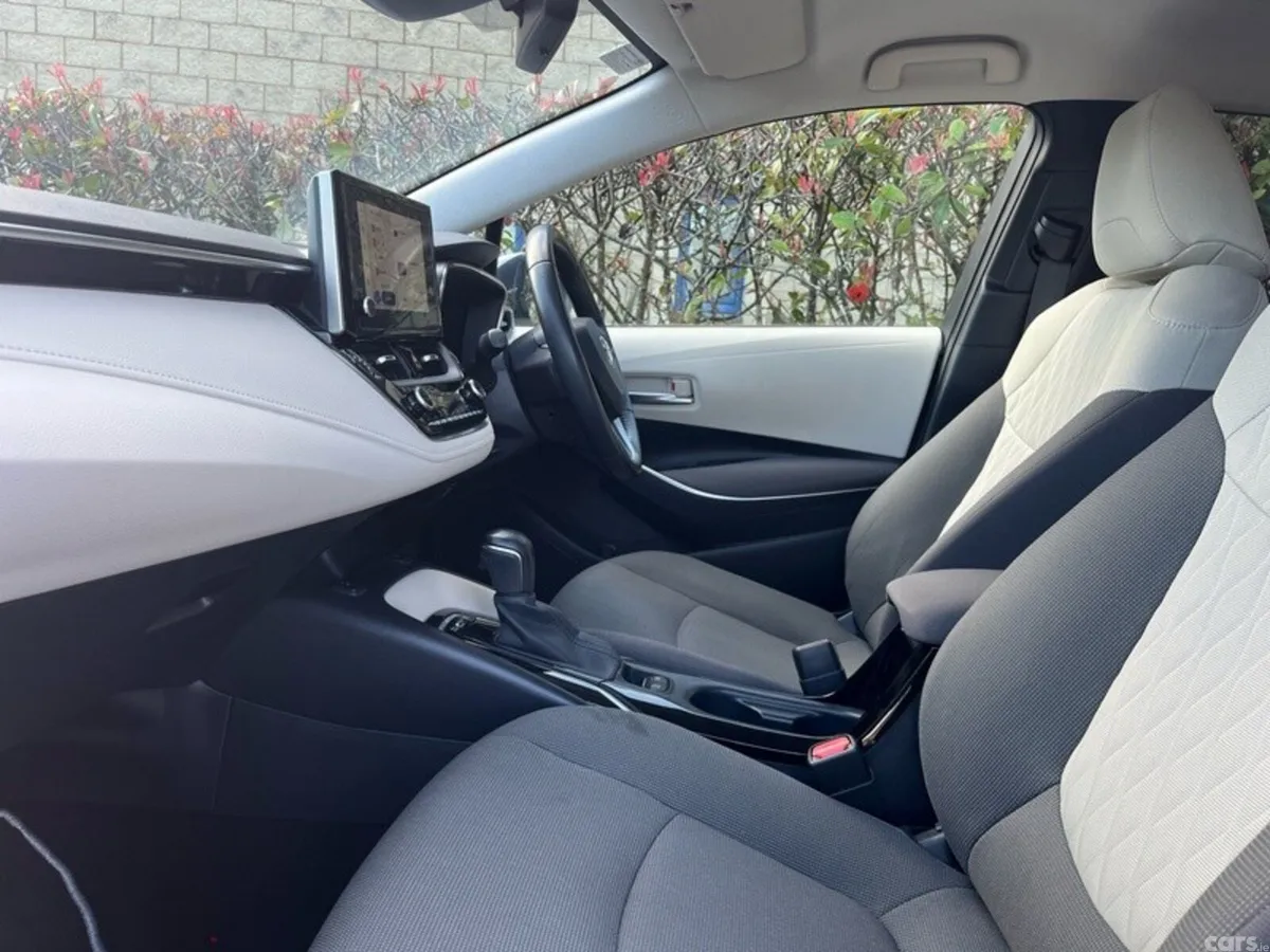 Toyota Corolla Saloon, Petrol Hybrid, 2023, Silver