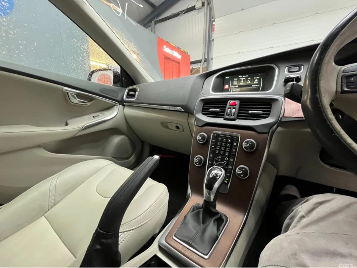 Volvo V40 Saloon, Diesel, 2016, Blue