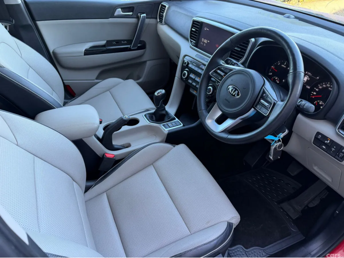 Kia Sportage MPV, Diesel Hybrid, 2021, Red